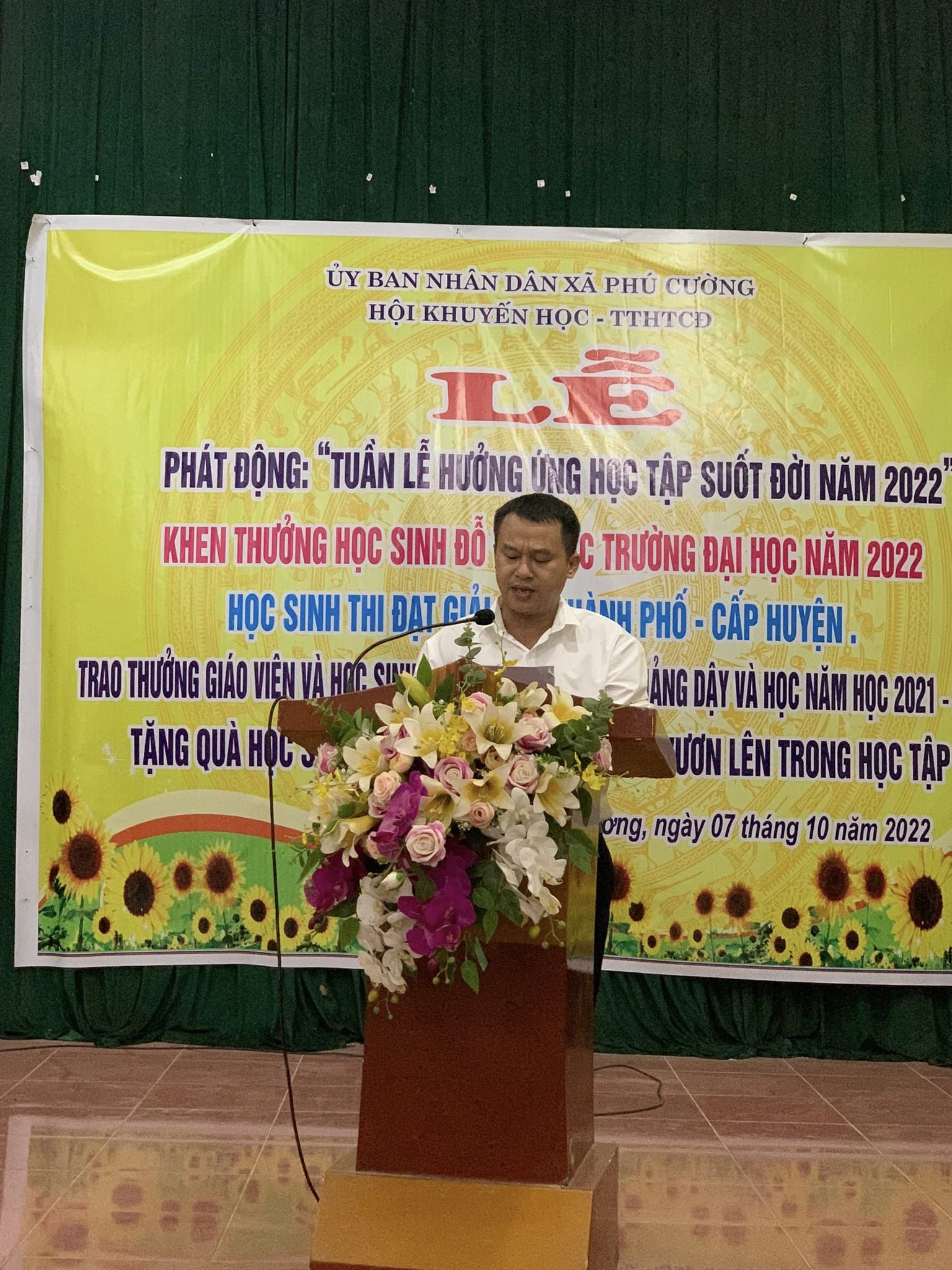 UBND xã Phú Cường tổ chức phát động “Tuần lễ hưởng ứng học tập suốt đời”; khen thưởng học sinh đạt gải cấp Huyện, cấp Thành Phố, học sinh thi đỗ vào các trường Đại học năm 2022. các giáo viên và học sinh có thành tích trong giảng dạy, học tập năm học 2021-2022; Tặng quà cho các em có hoàn cảnh khó khăn vươn lên trong học tập