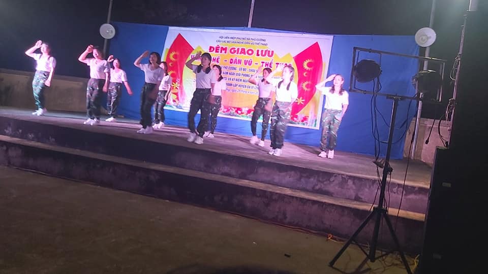 SÔI NỔI PHONG TRÀO LUYỆN TẬP DÂN VŨ CỦA HỘI PHỤ NỮ XÃ PHÚ CƯỜNG.